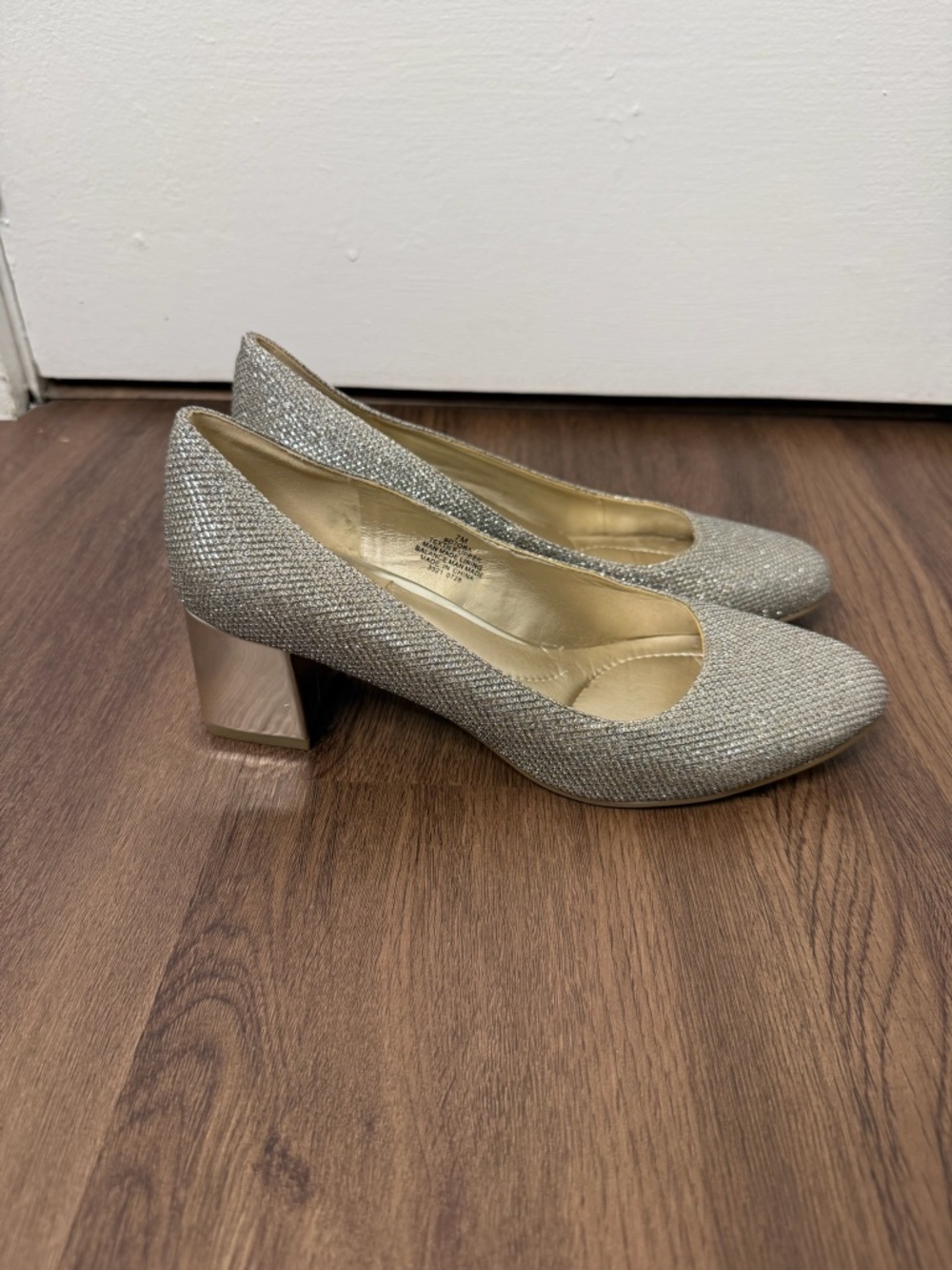 Bandolino Gold Glitter Chunky Heels Sz 7 - Picture 6 of 7